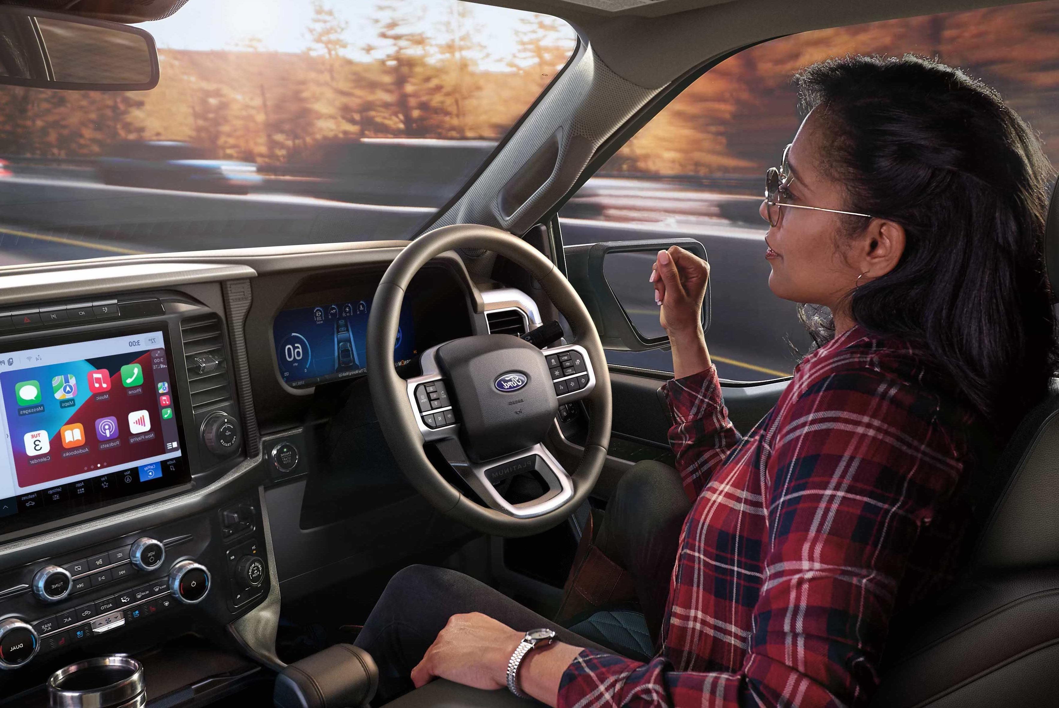 驾驶员的视角的平视显示器投影到挡风玻璃观看福特蓝巡航屏幕